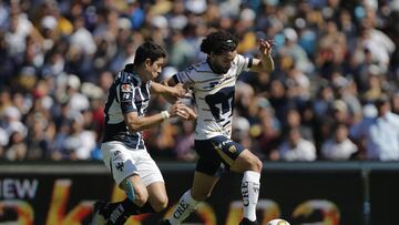 MEX6559. CIUDAD DE MÉXICO (MÉXICO), 01/12/2024.- César Huerta (d) de Pumas disputa el balón con John Stefan Medina de Monterrey, este domingo durante el partido de vuelta de cuartos de final del torneo mexicano de fútbol, en el Estadio Olímpico Universitario, en Ciudad de México (México). EFE/ Isaac Esquivel