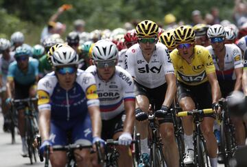 Geraint Thomas, líder de la general, rodeado de sus compañeros de equipo durante la tercera etapa.