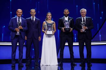 Arrigo Sacchi, ganador del premio presidente de la UEFA, Karim Benzema, Alexia Putellas, galardonados como los mejores futbolistas, el presidente de la UEFA Aleksander Ceferin,  y Carlo Ancelotti, premiado como mejor entrenador del fútbol masculino.