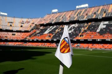 Fue inaugurado en 1923, con una capacidad total de 49.430 espectadores. En sus inicios, el estadio del Valencia estaba rodeado de huertos y campos de cultivo. El nombre proviene de la histórica acequia de Mestalla, que daba a la grada sur del estadio y que había que saltar para poder entrar. Antes, el Valencia jugaba en el campo de Algirós. En 1957, una Gran Riada del río Turia afectó gravemente al estadio, desde los sistemas eléctricos hasta las oficinas. Es curioso comentar que Mestalla cambió de nombre desde el año 1969 hasta 1994, llamándose Luis Casanova, quien fue uno de los presidentes más queridos en la historia del club. Fue él mismo el que envió una carta al club para que el campo volviera a llamarse Mestalla. Por último, explicar que Mestalla es el estadio más antiguo de la Liga Santander, con 99 años de antigüedad.