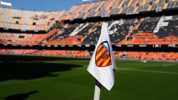 Fue inaugurado en 1923, con una capacidad total de 49.430 espectadores. En sus inicios, el estadio del Valencia estaba rodeado de huertos y campos de cultivo. El nombre proviene de la histórica acequia de Mestalla, que daba a la grada sur del estadio y que había que saltar para poder entrar. Antes, el Valencia jugaba en el campo de Algirós. En 1957, una Gran Riada del río Turia afectó gravemente al estadio, desde los sistemas eléctricos hasta las oficinas. Es curioso comentar que Mestalla cambió de nombre desde el año 1969 hasta 1994, llamándose Luis Casanova, quien fue uno de los presidentes más queridos en la historia del club. Fue él mismo el que envió una carta al club para que el campo volviera a llamarse Mestalla. Por último, explicar que Mestalla es el estadio más antiguo de la Liga Santander, con 99 años de antigüedad.