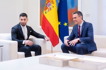 El luchador de artes marciales mixtas Ilia Topuria (i) y el presidente del Gobierno, Pedro Sánchez (d), durante una reunión tras proclamarse campeón mundial de la UFC en la categoría de peso pluma, en el Palacio de La Moncloa.