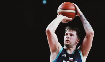 La selección eslovena de baloncesto, comandada por Luka Doncic, se ha impuesto a la selección argentina por 100-108. Luka ha anotado 48 puntos en el encuentro igualando la segunda mejor marca de la historia de los Juegos Olímpicos.