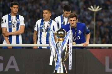 Iker Casillas of FC Porto, team mates players and coaching staff celebrate winning the title after the Primeira Liga match between FC Porto and Feirense at Estadio do Dragao on May 6, 2018 in Porto, Portugal. 