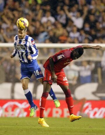 El centrocampista francés del Getafe Karim Yoda disputa un balón con el defensa portugués del Deportivo Luisinho Correia.