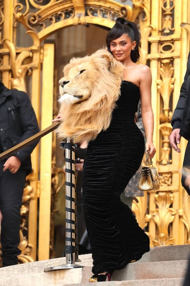 Irina Shayk y Kylie Jenner lucen un vestido con una cabeza de león