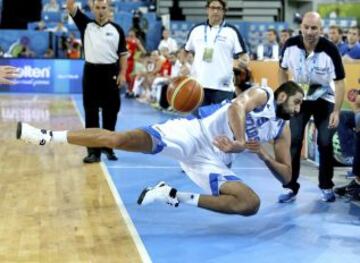 El jugador griego Yannis Bourousis, en acción durante el partido Grecia-España, del grupo E del Eurobasket de Eslovenia.