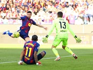 Lewandowski se dispone a chutar a puerta.