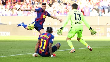 Lewandowski se dispone a chutar a puerta.