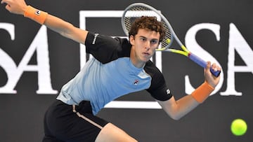 Argentina&#039;s Juan Manuel Cerundolo returns a shot to Denmark&#039;s Holger Rune during the Next Generation ATP Finals on November 10, 2021 at the Allianz Cloud venue in Milan. (Photo by Tiziana FABI / AFP)