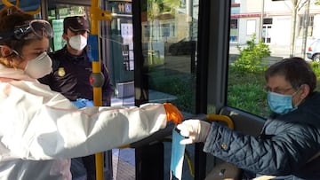 Archivo - Reparto de mascarillas en un autob&uacute;s