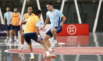 Pablo Ramírez protege el balón ante Adolfo en un entrenamiento.