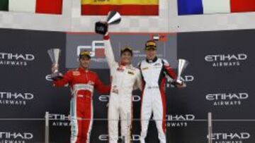 &Aacute;lex Palou, en el centro, junto a Fuoco y el campe&oacute;n Ocon celebra su &eacute;xito en Abu Dhabi.