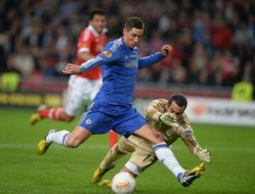 Fernando Torres consigue irse de Artur Moraes y marcar el gol 0-1.