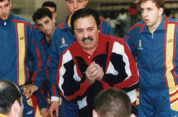 Aunque la imagen que todos los aficionados tienen de él es en el banquillo de la Selección, un equipo en el que resultó clave para pasar de la segunda fila internacional a empezar a luchar con las mejores selecciones del mundo.