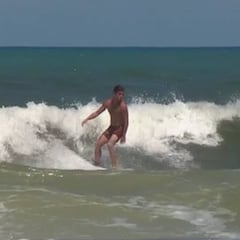 Un tiburón ataca a un surfista que le había aterrizado encima en una ola