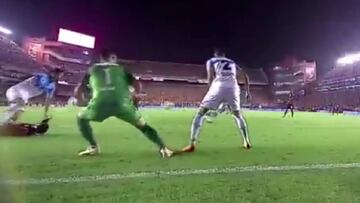 Las 3 tapadas notables con que Gabriel Arias brilló en el clásico