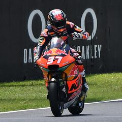 Acosta vence una carrera decidida en la primera vuelta