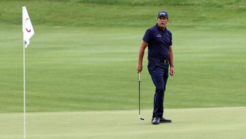 Mickelson, nuevo líder; los tres españoles pasan el corte