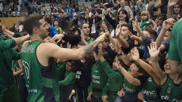 Nicol&aacute;s Laprovittola saluda a los ni&ntilde;os del Divina Joventut.