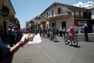 El pelotón durante la quinta etapa del Giro de Italia 2022 con un recorrido 174 kilómetros entre Catania y Messina.
