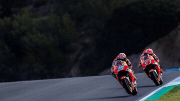 Pedrosa con M&aacute;rquez a rueda.