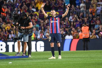 Jordi Alba saluda, entre aplausos de los aficionados y compa?eros de equipo, en el d¨ªa de su despedida del Camp Nou.