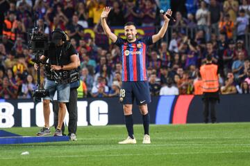 Jordi Alba saluda, entre aplausos de los aficionados y compañeros de equipo, en el día de su despedida del Camp Nou.