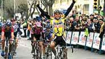 <B>CON CLARIDAD.</B> Davis, en el momento de ganar la etapa.