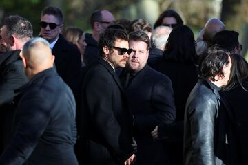 Harry Styles y el comediante James Corden se reúnen en el funeral de Liam Payne