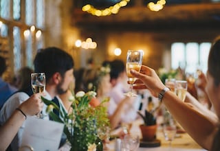 Si prefieres el silencio a la conversación en una cena de Nochevieja, la psicología dice que tienes estos rasgos comunes
