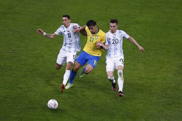 Lucas Paquetá entre Ángel Di María y Giovani Lo Celso.