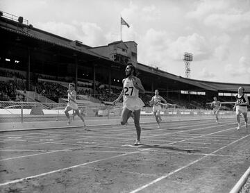 Milkha Singh, mítico atleta indio conocido popularmente como el 'sij volador', murió por complicaciones de salud derivadas del coronavirus, que contrajo un mes antes de su fallecimiento a los 91 años. Singh fue uno de los atletas de más éxito en su país, ganador de cuatro medallas de oro en los Juegos Asiáticos y primer deportista de la India en conquistar dicho metal en los Juegos de la Commonwealth de 1958. También fue deportista olímpico en 1956, 1960 y 1964. 