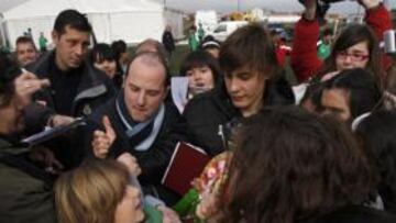 Un centenar aficionados homenajea a Canales en su 19 cumpleaños