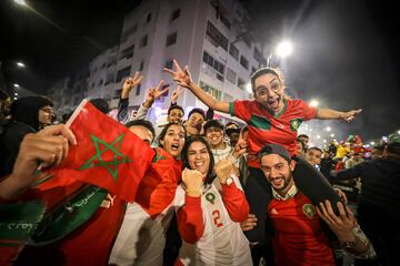 Miles de aficionados celebran en Rabat el pase a las semifinales del Mundial de Qatar 2022. 