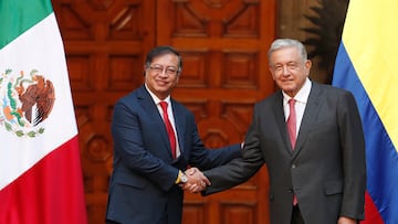 MEX958. CIUDAD DE MEXICO (MÉXICO), 25/11/2022.- El presidente de México, Andrés Manuel López Obrador (d), recibe y saluda a su homólogo de Colombia, Gustavo Petro (i), este viernes en Palacio Nacional en la Ciudad de México (México). López Obrador recibió al mandatario colombiano en la puerta principal del Palacio Nacional, de donde se trasladaron al patio central del inmueble y entonaron de manera solemne los himnos de ambas naciones. Tras el acto protocolario, ambos mandatarios estrecharon sus manos y se encaminaron al salón donde realizarán la reunión, a la que se unieron también el secretario de Gobernación de México, Adán Augusto López, y el canciller, Marcelo Ebrard. EFE/Mario Guzmán
