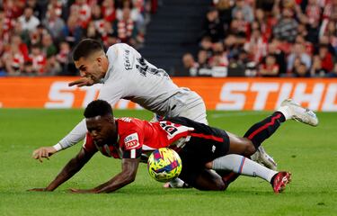 Iñaki Williams y Ferrán Torres por los suelos tras la pelea por un balón.