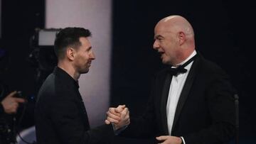 Gianni Infantino y Messi en los premios The Best.