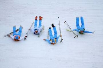 Magnus Hovdal Moan, Haavard Klemetsen, Magnus Krog y Joergen Graabak de Noruega celebrando la medalla de oro, durante los Juegos Olímpicos de Invierno en Sochi