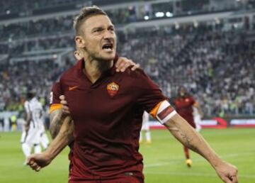 Francesco Totti es un claro ejemplo de 'One club man'. Llegó a las categorías inferiores del Roma en 1989 después de que su madre rechazara una estupenda oferta del Milán. Desde entonces, y gracias a sus goles y a su carismática imagen se ha convertido en el buque insignia del equipo romano.