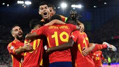Los jugadores de España celebran el segundo gol ante Georgia.
