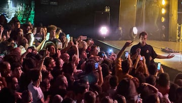 Momento en el que Álvaro Rivas, vocalista de Alcalá Norte, en un momento de uno de los conciertos del grupo en la Riviera.