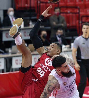 Jacob Wiley, del Casademont Zaragoza, y Vincent Poirier, del Real Madrid.