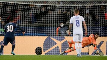 Courtois para el penalti a Messi en el partido de ida en el Parque de los Príncipes en octavos de final.