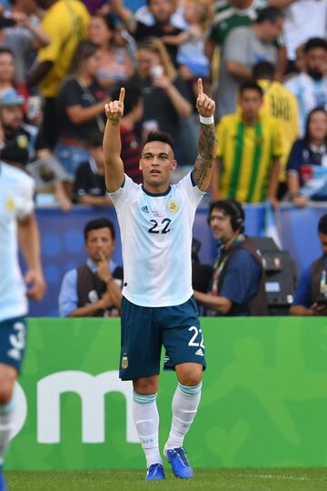 0-1. Lautaro Martínez celebró el primer gol.