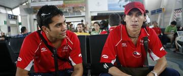 Luis Jiménez y Pablo Contreras en el aeropuerto de San José, Costa Rica, antes de embarcar hacia Estados Unidos para disputar un amistoso contra Jamaica.