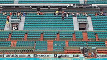 <b>A CUBIERTO. </b>Las lonas protegían la tierra de París del agua.