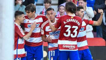 GRAFAND7830. GRANADA, 03/01/2024.- El delantero del Granada, Uzuni celebra con sus compañeros el primer gol de su equipo, durante la decimonovena jornada de LaLiga EA Sports 2023-2024, disputado hoy en el estadio de Los Cármenes de Granada.EFE/ Miguel Ángel Molina