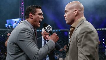 Alberto El Patr&oacute;n y Tito Ortiz, en la jaula de Combate Am&eacute;ricas.