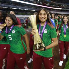 Selección Femenil Sub 20 da vuelta olímpica en el Azteca durante final femenil